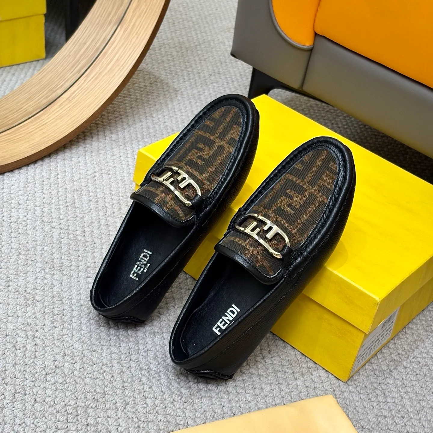 Men's shoes 💰420 [FENDI Fendi] 2⃣️0⃣️2⃣️5️⃣New Milan men's fashion lazy catwalk style ✅ fashionable casual beanie shoes, imported calfskin fabric, super smooth texture, sweat-absorbent and breathable, (sheepskin lining). Metal LOGO on the shoe body, Medusa avatar, irregular avatar, high-end craftsmanship logo✅ French Loft set foot design style 👟Low-key and elegant, great on-foot effect... Men's shoe size: 38-46 (4-12)